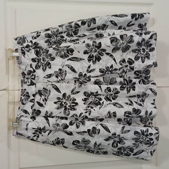 Speak 2 Me pleated cotton lined mini skirt - size 7 - b/w floral - Picture 2 of 5